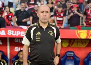Técnico do Flamengo determina qual jogador deve arrumar as malas para ir embora