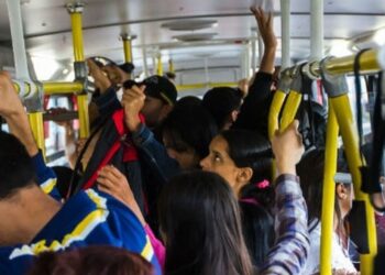Fiscais passam a multar passageiros flagrados em pé no transporte público de linhas específicas neste país
