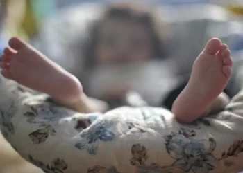 5 dicas para fazer o bebê dormir quando está chorando muito