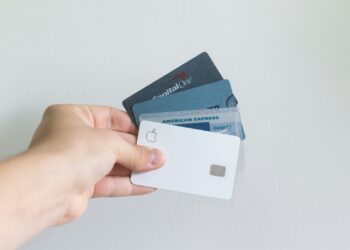 Embrulhar cartões de crédito no papel alumínio: para que serve e por que é tão recomendado