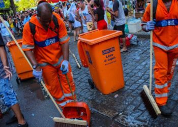 Nova lei vai garantir salário mínimo de R$ 3.036 para profissionais da limpeza urbana