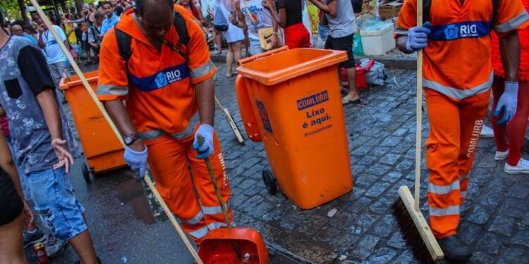 Nova lei vai garantir salário mínimo de R$ 3.036 para profissionais da limpeza urbana