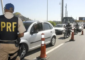 Nova tecnologia usada pela polícia flagra motoristas usando celular a 1 km de distância