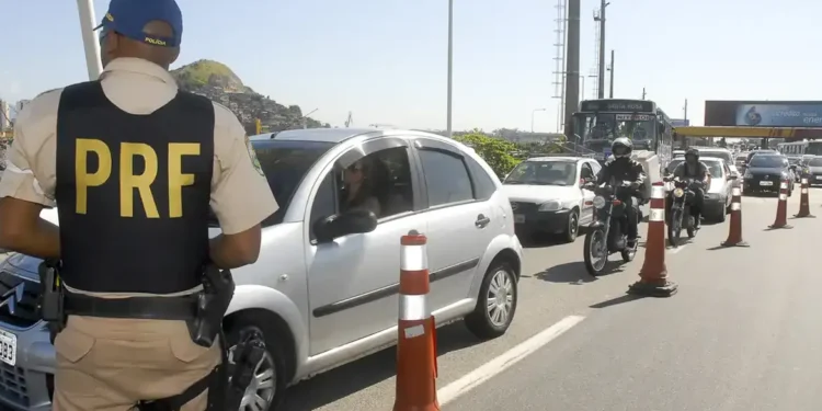 Nova tecnologia usada pela polícia flagra motoristas usando celular a 1 km de distância