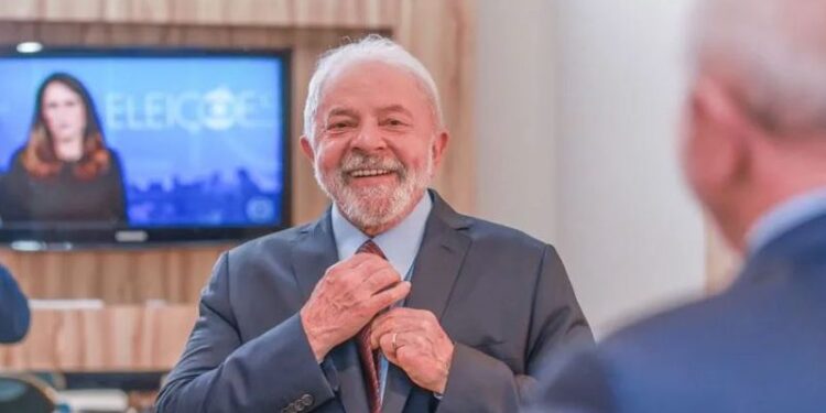 Governo Federal vai comprar 898 ternos por R$ 625 mil e 473 bonés por R$ 31 mil para seguranças