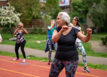 10 minutos por dia: exercício simples ajuda idosos a melhorar equilíbrio e prevenir quedas