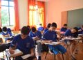 Escola pública pode impedir que aluno entre para estudar por falta de uniforme?