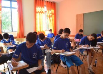 Escola pública pode impedir que aluno entre para estudar por falta de uniforme?