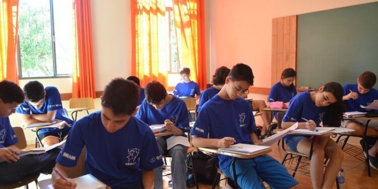 Escola pública pode impedir que aluno entre para estudar por falta de uniforme?