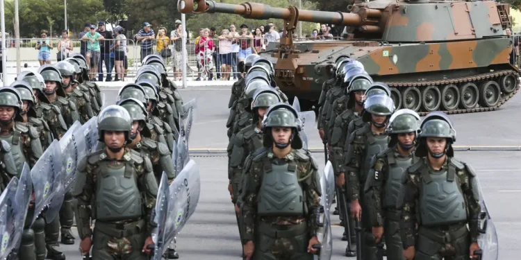 Blindado com tração 6×6 pesa 18 toneladas, sobrevive a minas e é considerado uma fortaleza do Exército Brasileiro