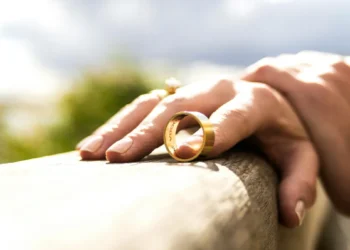 Pesquisa determina por quanto tempo é normal ficar pensando no ex