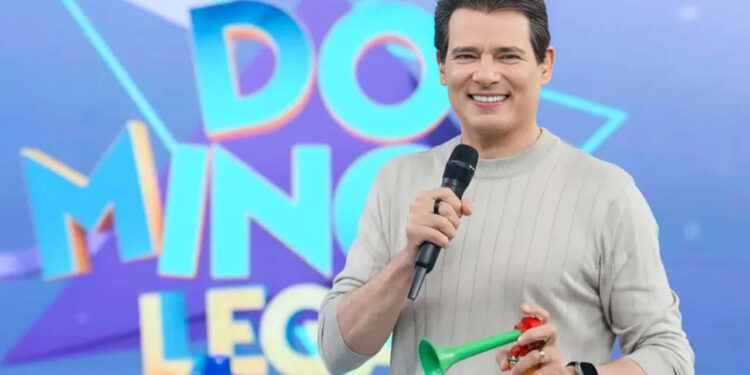 Celso Portiolli estreia novo cenário do Domingo Legal concorrendo com BBB na audiência