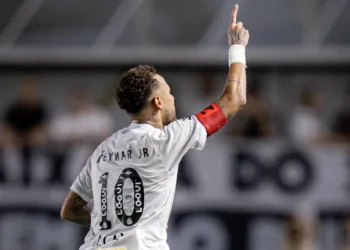 Enquanto pensam que Neymar ganha muito no Santos, Véio da Havan lucra R$ 50 milhões por dia