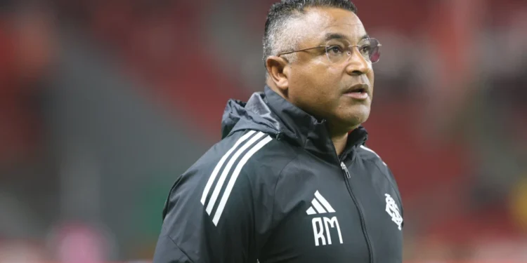 Enquanto Crespo recebia R$ 1 milhão por mês, salário de Roger Machado no São Paulo não deixa a desejar