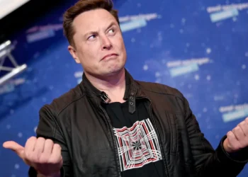 Nova casa pré-moldada de Elon Musk fica pronta em 24 horas e gera energia solar através das paredes