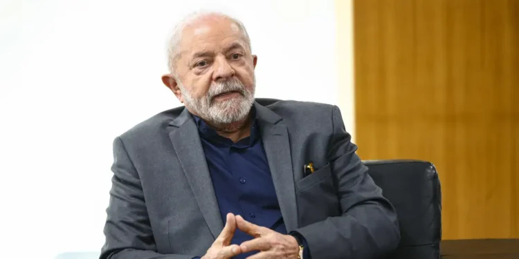 Governo Federal vai comprar 898 ternos por R$ 625 mil e 473 bonés por R$ 31 mil para seguranças