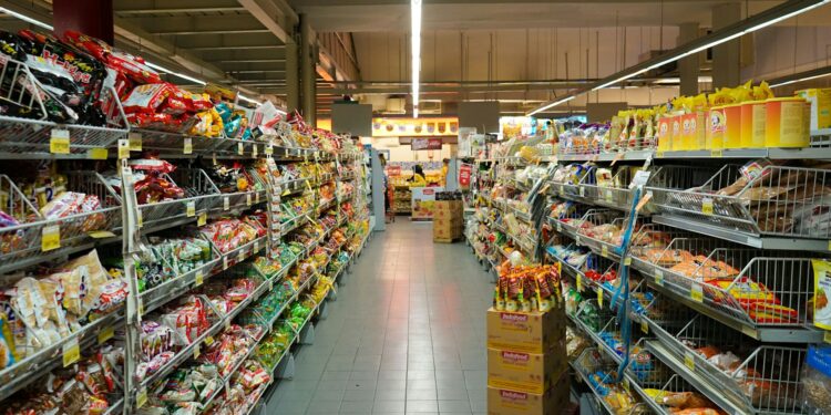 Famosa rede de supermercados confirma o fechamento de todas as unidades e 90% dos funcionários serão realocados neste país