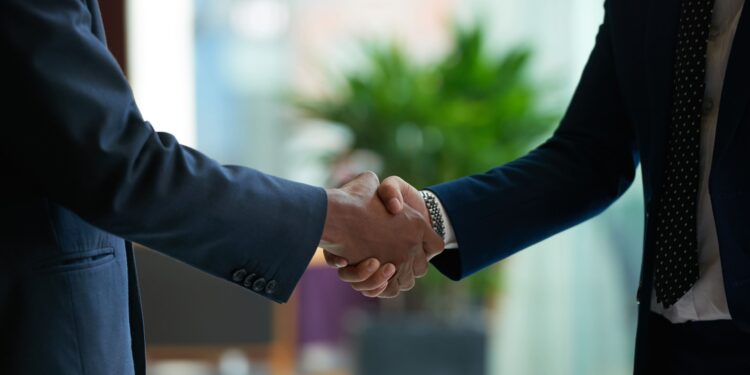 Ator famoso manda bem nos negócios e vende empresa por R$ 3,14 bilhões para gigante do entretenimento