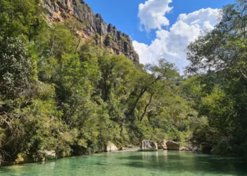 Tailândia Brasileira encanta turistas com paredões rochosos de até 90 metros e águas de cor verde-turquesa