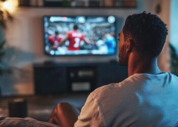 Perdeu tudo! Apresentador famoso revela que está muito pobre após anos longe da TV e sobrevive tocando música