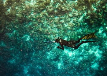Buraco gigante com mais de 420 metros de profundidade surge no oceano e pesquisadores não sabem explicar