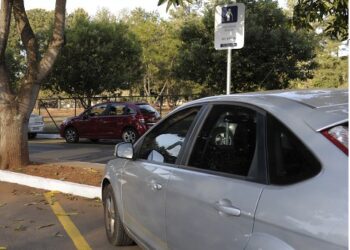 Nova multa de R$ 880,41 será aplicada a quem estacionar em vaga para pessoa com deficiência caso lei seja aprovada