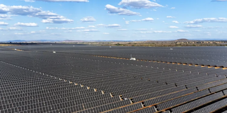 Megacomplexo solar com mais de 730 mil módulos fotovoltaicos que custou R$ 1,3 bilhão começa a operar no Brasil