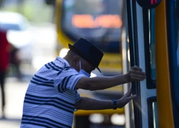 Idosos com 65 anos ou mais garantem 3 vantagens ao andar de ônibus em 2026