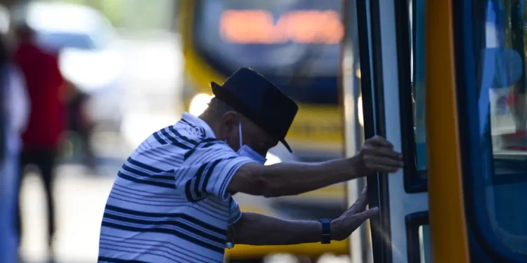 Idosos com 65 anos ou mais garantem 3 vantagens ao andar de ônibus em 2026