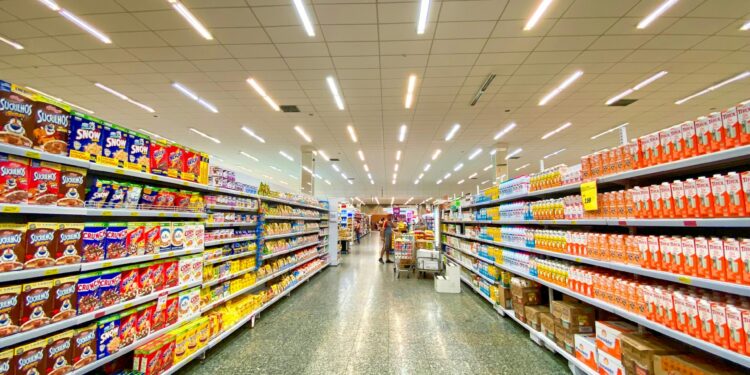 Famosa rede de supermercados confirma o fechamento de todas as unidades e 90% dos funcionários serão realocados neste país
