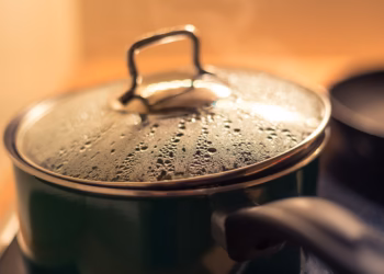 Alerta geral para quem usa panelas com revestimento antiaderente descascando