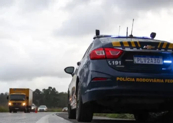 Aviso geral aos motoristas que costumam andar pelo acostamento