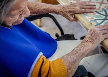 7 sinais na fala que podem indicar o início do Alzheimer