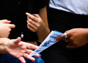 O que a lei diz sobre funcionário público fazer campanha política em época de eleições