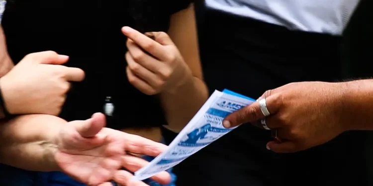 O que a lei diz sobre funcionário público fazer campanha política em época de eleições