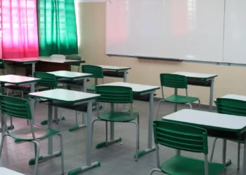 Ministério da Educação informa que escolas vão fechar 5 dias seguidos durante a Semana Santa em abril neste país