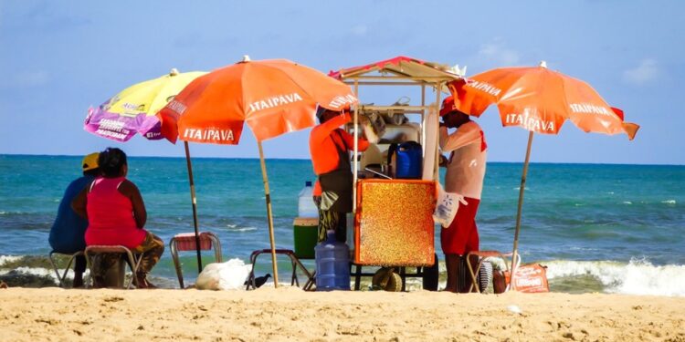 Homem ganha R$ 150 mil por mês trabalhando na praia com sua nova profissão