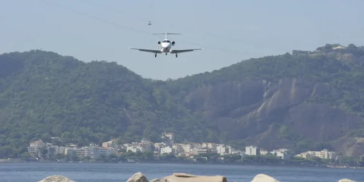 Idade mínima para ser piloto de linha aérea no Brasil