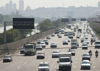 Nova regra do pisca-alerta promete evitar que motoristas levem multa ou provoquem acidentes caso seja aprovada