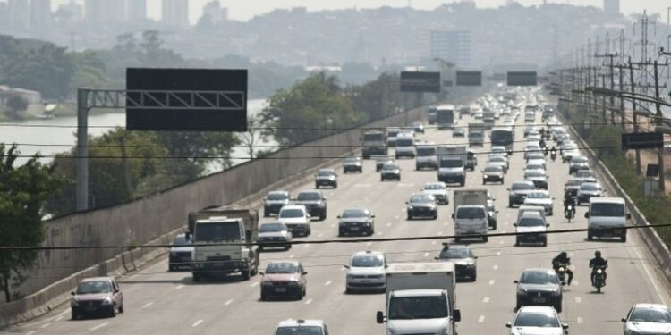 Nova regra do pisca-alerta promete evitar que motoristas levem multa ou provoquem acidentes caso seja aprovada