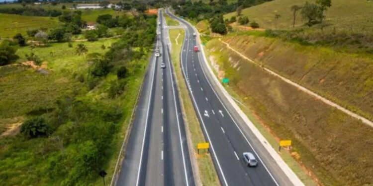 Brasil vai ganhar megarodovia com limite de velocidade de 120 km/h reduzindo viagem de 3 horas para uma hora