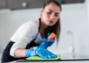 Remédio caseiro super simples é ideal para remover a gordura dos armários da cozinha