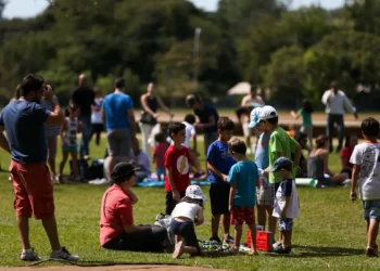Famílias com crianças pequenas podem receber mais de R$ 300 por mês do governo