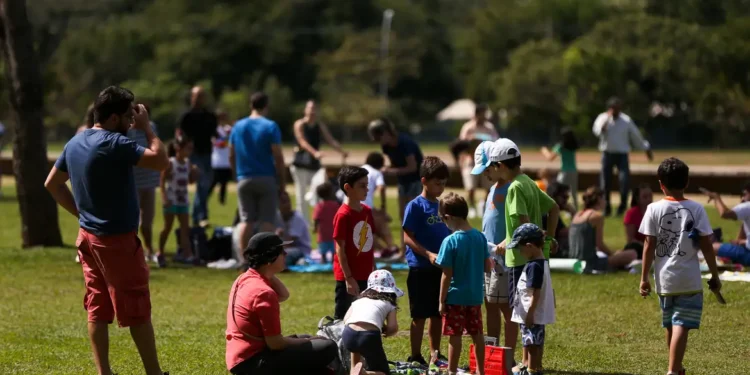 Famílias com crianças pequenas podem receber mais de R$ 300 por mês do governo