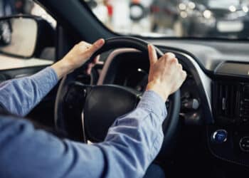 Governo suspende multas por 200 dias para motoristas que fazem isso ao dirigir