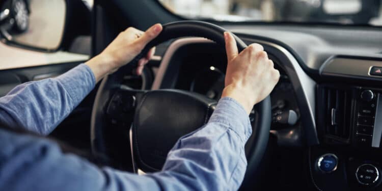 Governo suspende multas por 200 dias para motoristas que fazem isso ao dirigir