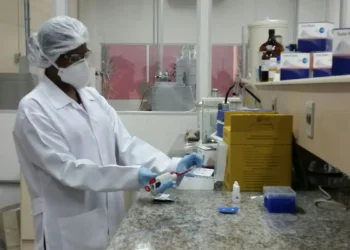 Atleta mais rico da história com fortuna de R$ 22 bilhões inaugura 4ª clínica gratuita para pessoas de baixa renda