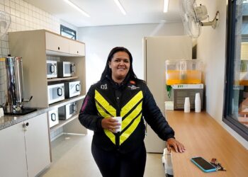 Prefeitura investe R$ 2,2 milhões e inaugura espaço gratuito para motoboys comerem e descansarem