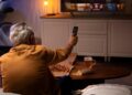 Idosos com mais de 70 anos que assistem TV por horas estão lidando com uma perda específica, aponta a psicologia