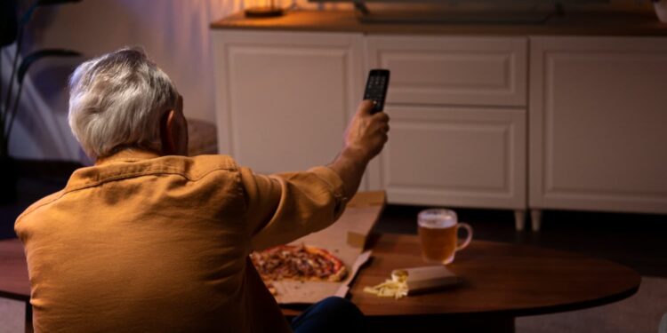 Idosos com mais de 70 anos que assistem TV por horas estão lidando com uma perda específica, aponta a psicologia